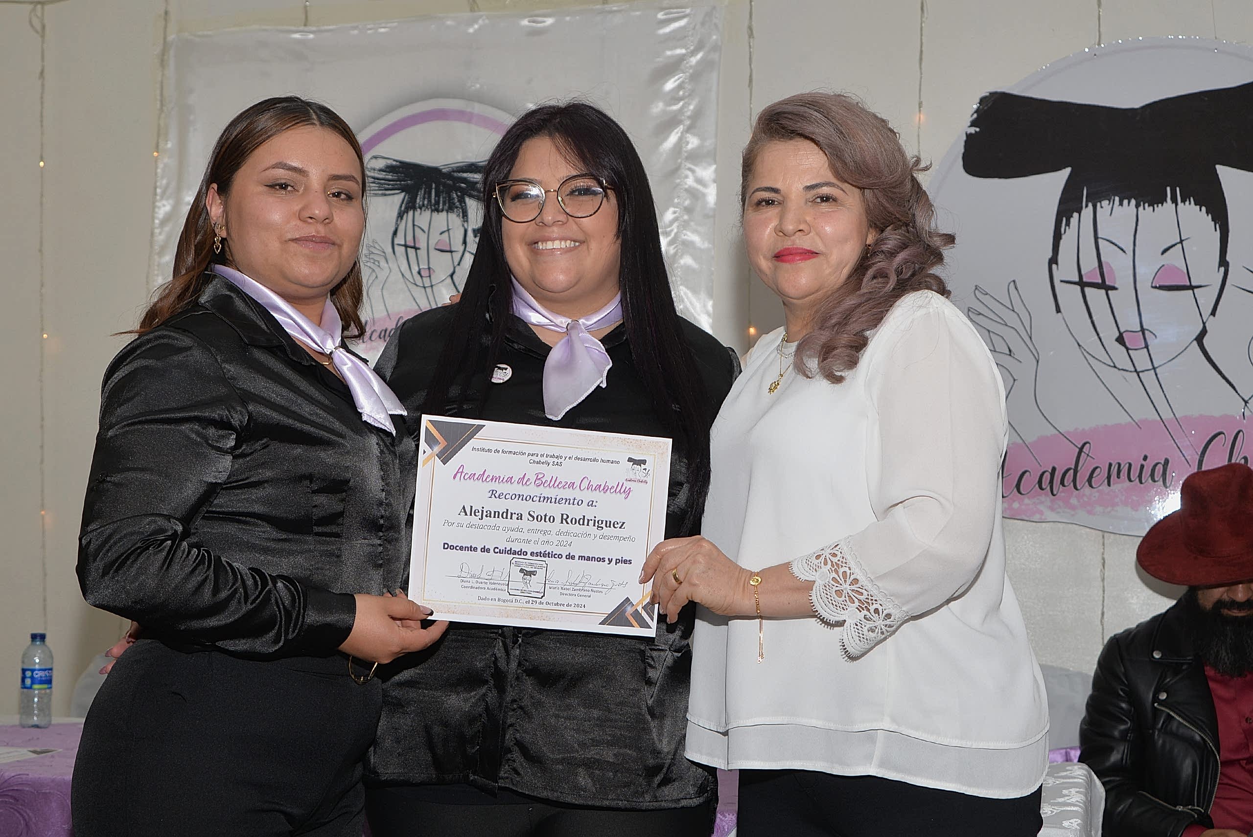 academia-chabelly-prom-2024-manos
